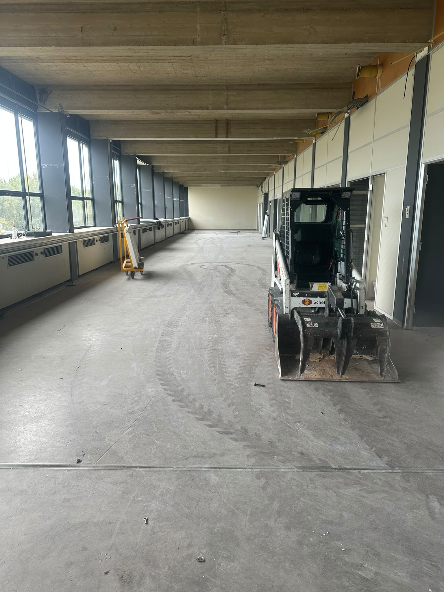 Door de inzet van volledig elektrische arbeidsmiddelen zoals deze Bobcat, beschermen we onze medewerkers tegen DME (dieselmotoremissie) en beperken we overlast. Hiermee voldoen we direct aan de eisen uit de SEB (Schoon en Emissieloos Bouwen) én dragen we bij aan de Nederlandse Klimaatdoelstellingen.