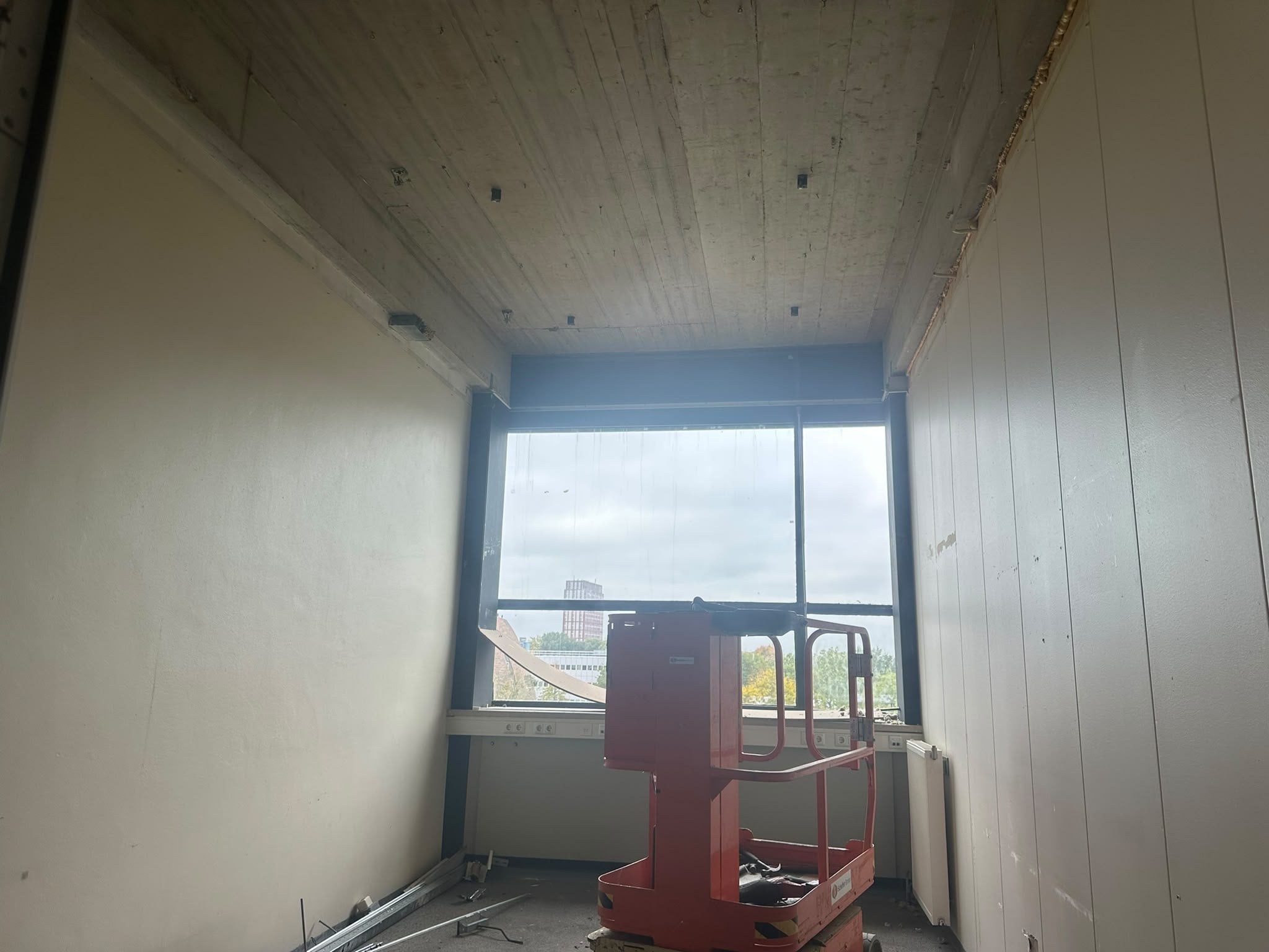 Een elektrische hoogwerker wordt ingezet om ook het werken op hoogte veiliger, en gezonder uit te kunnen voeren. Daarnaast wordt het werk hiermee lichter voor onze medewerkers zodat we een bijdrage kunnen leveren aan de duurzame inzetbaarheid van onze medewerkers.