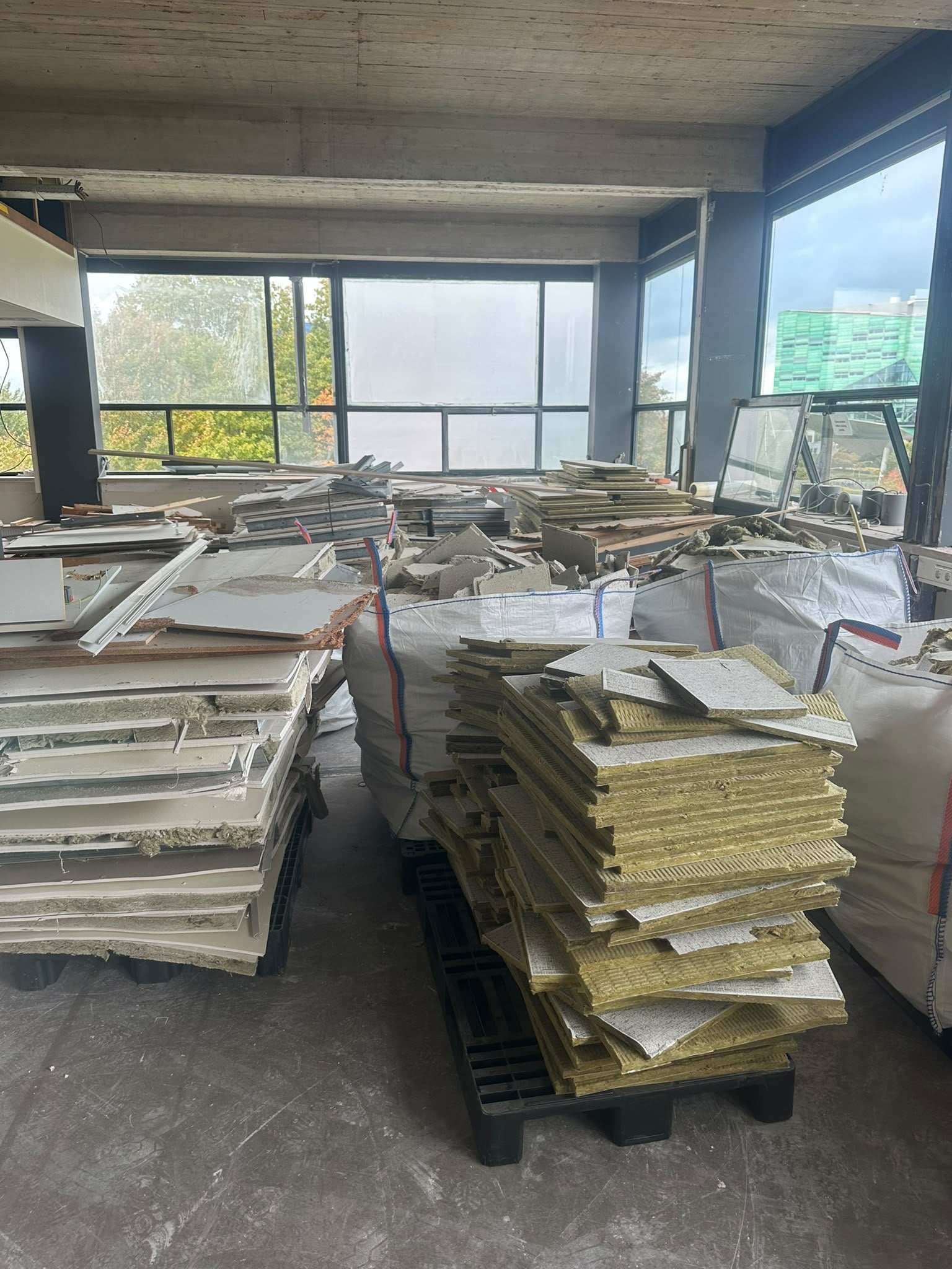 Alle vrijkomende materialen — zoals voorzetwanden, systeemplafonds, glaswolplaten, houten balken, lichtbakken en diverse metalen — worden strikt aan de bron gescheiden.