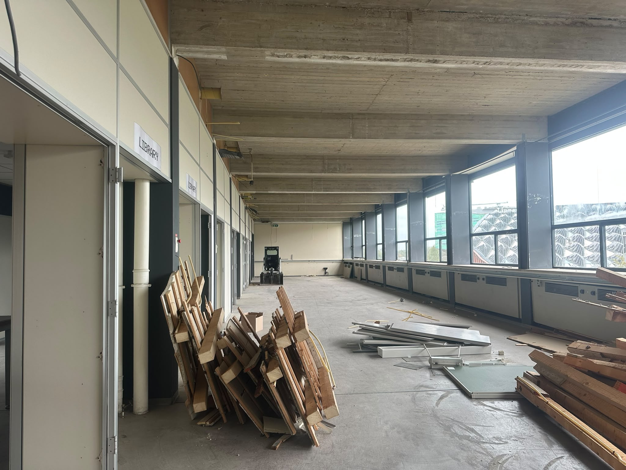 Met de elektrische machines en handmatig voeren we eerst een grondige stripsloop uit vóórdat de asbestverwijdering van start kan gaan. Hierdoor worden de asbesttoepassingen beter bereikbaar en kan het containment na sanering veel sneller en grondiger worden gereinigd.