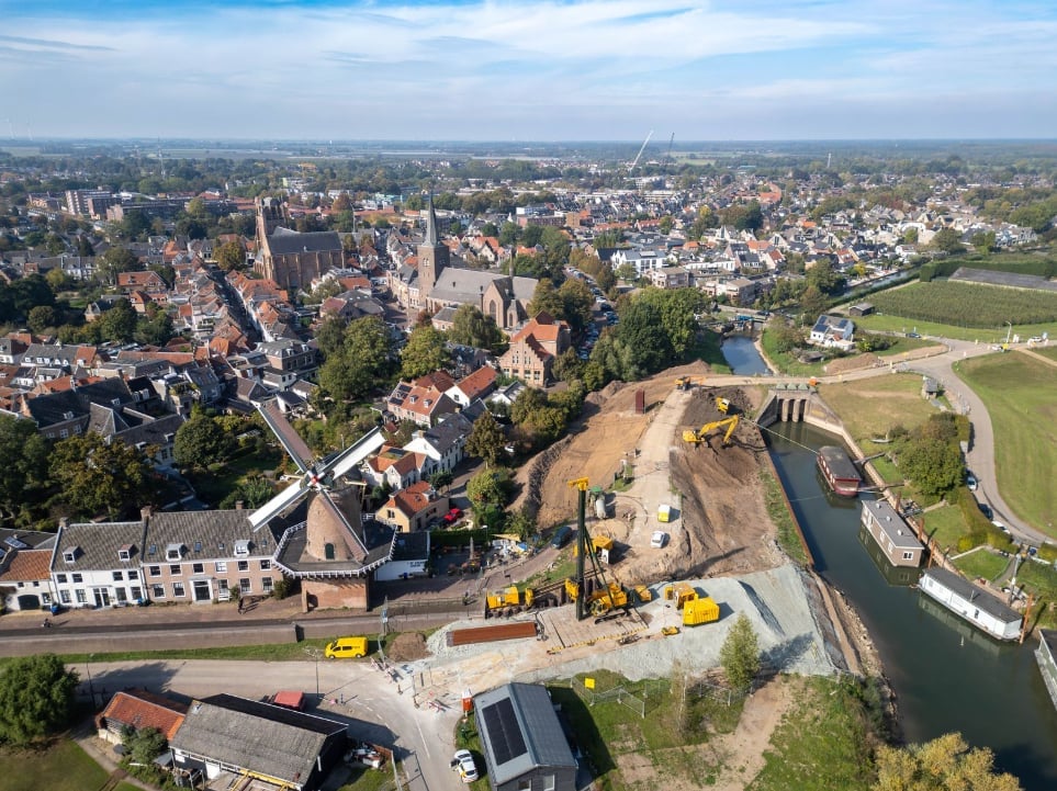 Bovenaanzicht van werkzaamheden tussen de molen en het Inundatiekanaal in Wijk bij Duurstede.