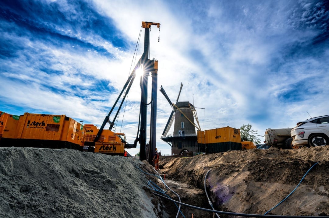 De damwandstelling, de zogeheten Quattro Piler, aan het werk om de 12 meter lange damwandplanken te drukken.