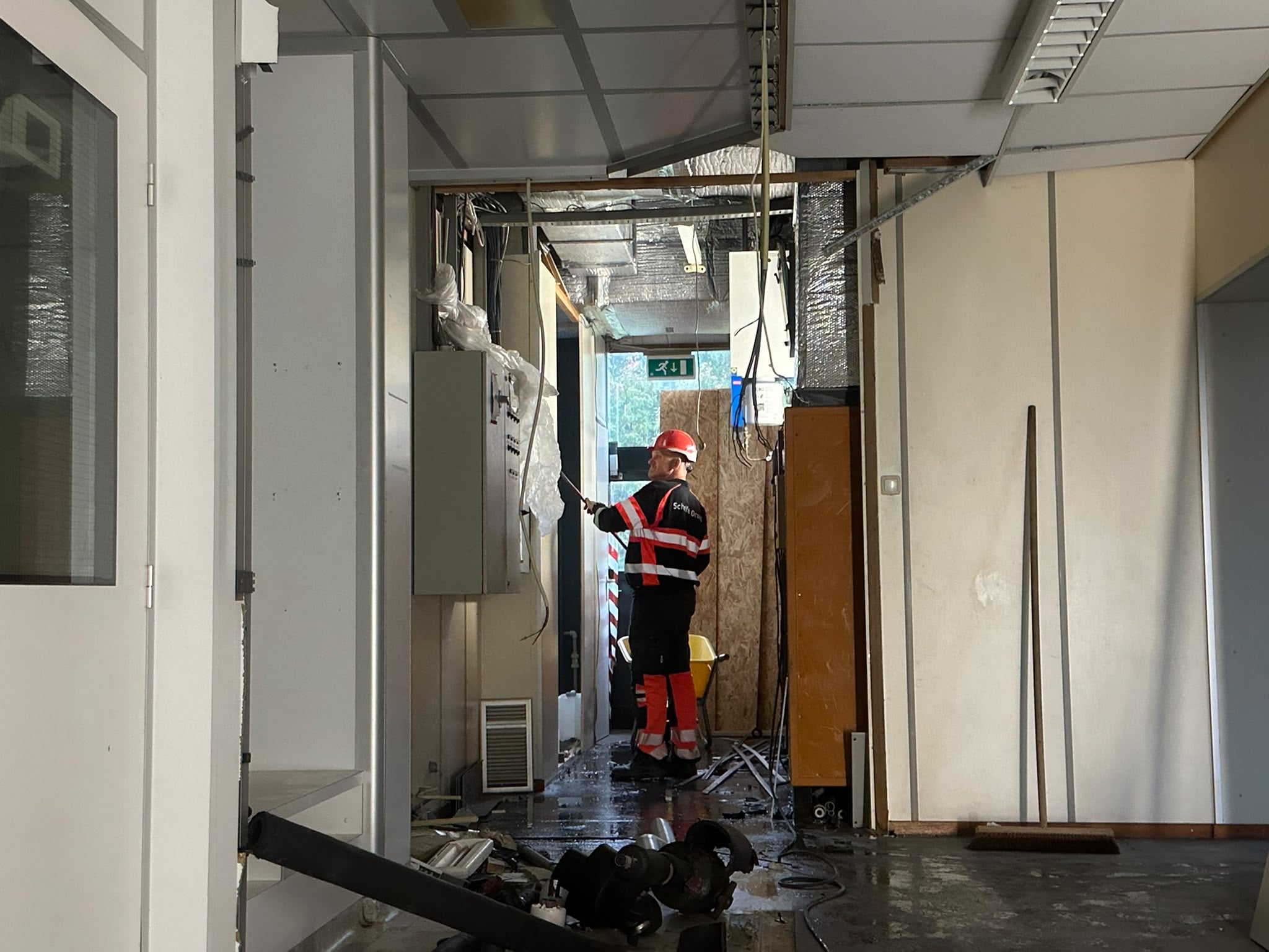 Stripsloop van voorzetwanden om asbestbronnen toegankelijk te maken voor sanering