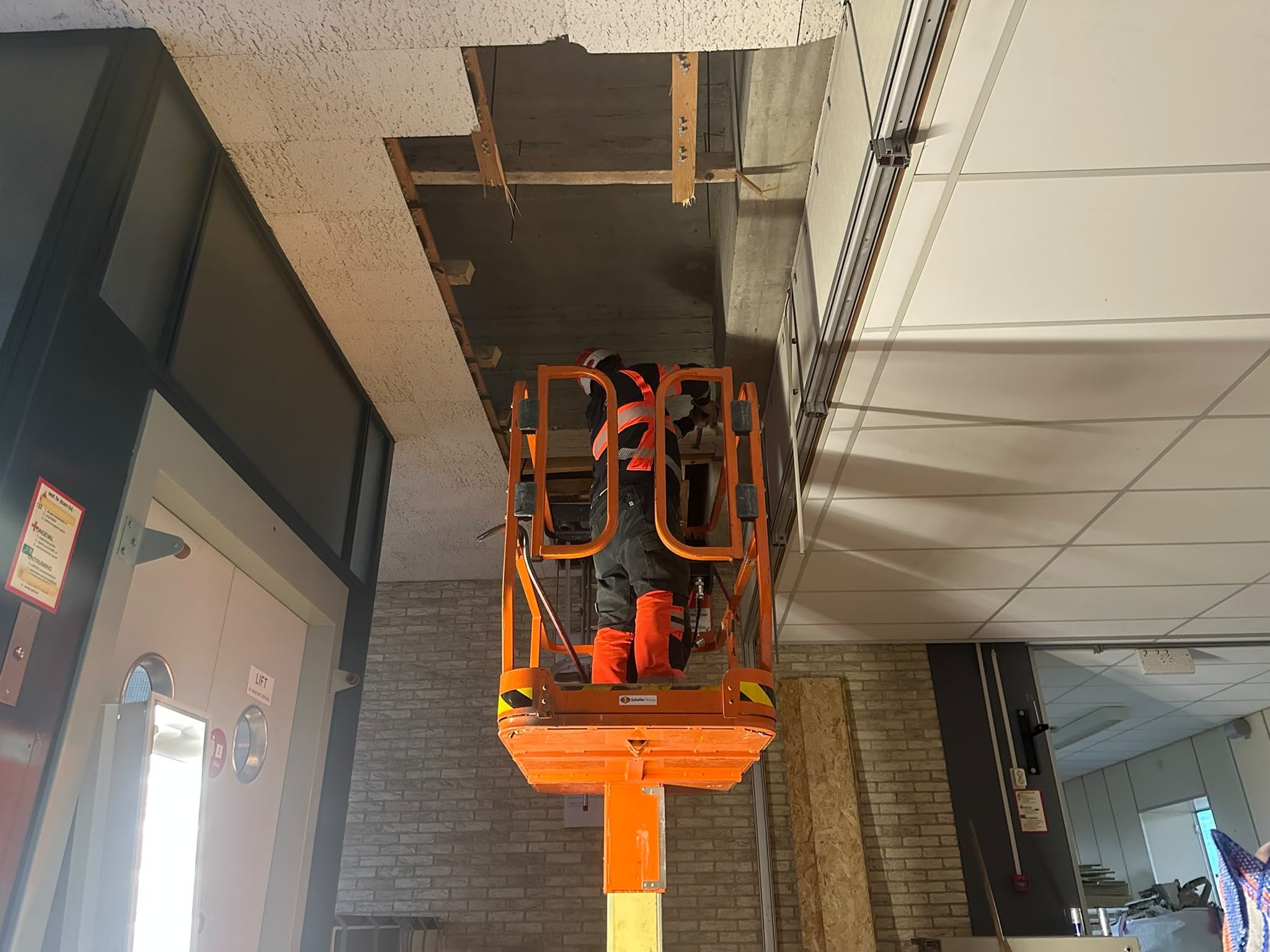 Verwijderen van systeemplafonds om asbesttoepassingen bereikbaar te maken. Tevens zijn dit niet te reinigen materialen welke voorafgaand aan asbestverwijdering beter verwijderd kunnen worden.