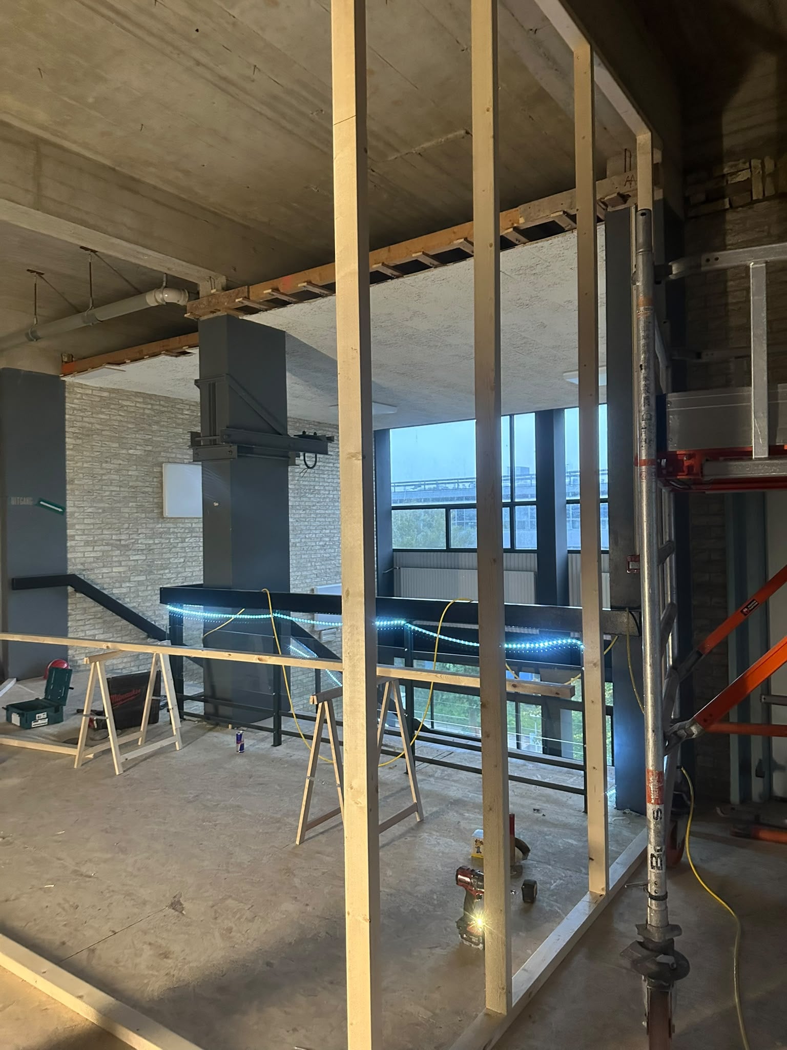 Houten raamwerken worden op maat gemaakt om uiteindelijk containmentwanden te worden, voorzien van PE-folie.